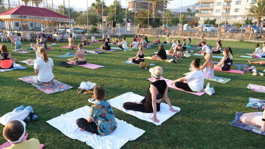 Alanya’da Yoga Etkinliğinde Buluştular