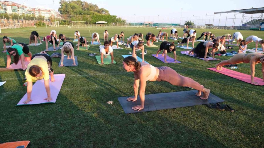 Alanya’da Yoga Etkinliğinde Buluştular