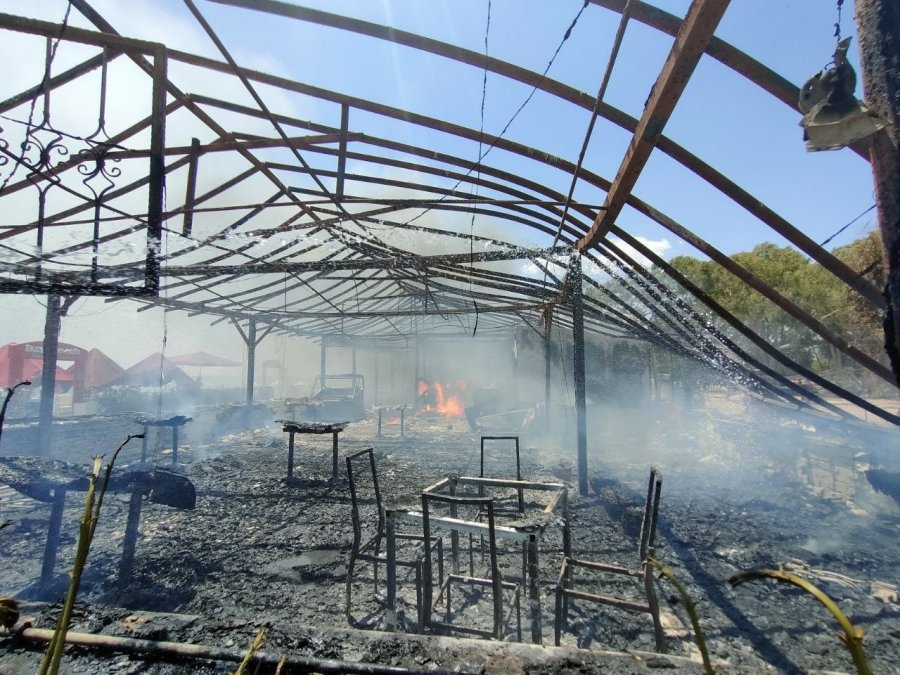 Antalya’da Plaj İşletmesinde Korkutan Yangın