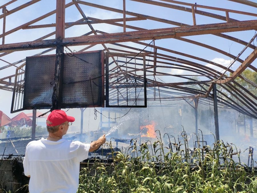 Antalya’da Plaj İşletmesinde Korkutan Yangın