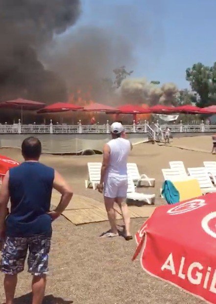 Antalya’da Plaj İşletmesinde Korkutan Yangın