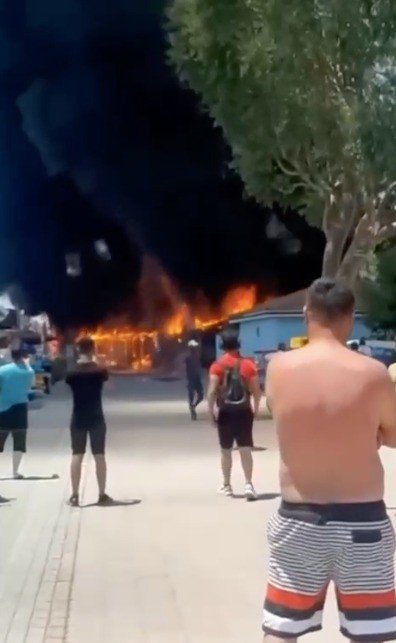 Antalya’da Plaj İşletmesinde Korkutan Yangın