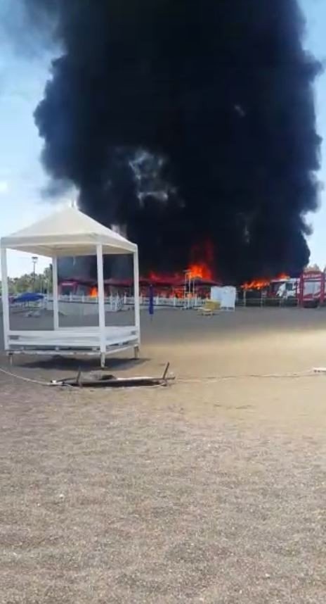 Lara Bölgesindeki Plaj İşletmesinin Alev Topuna Döndüğü Anlar Kameralara Yansıdı