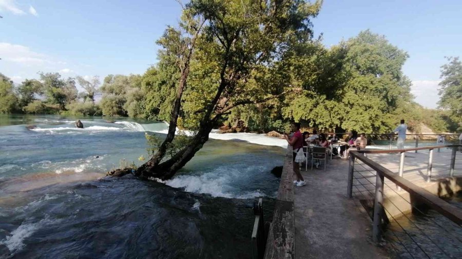 Şelaleye Atlayan Alkollü Şahsı Özel Güvenlik Ve İtfaiye Kurtardı
