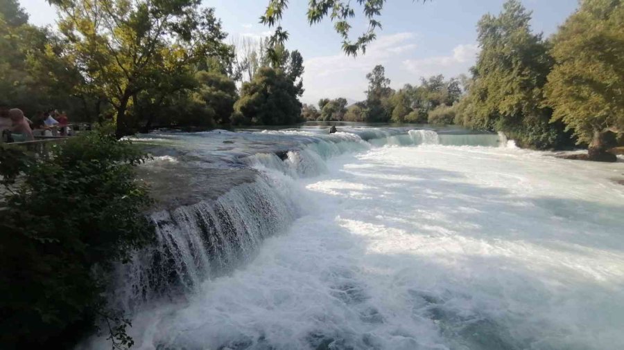 Şelaleye Atlayan Alkollü Şahsı Özel Güvenlik Ve İtfaiye Kurtardı