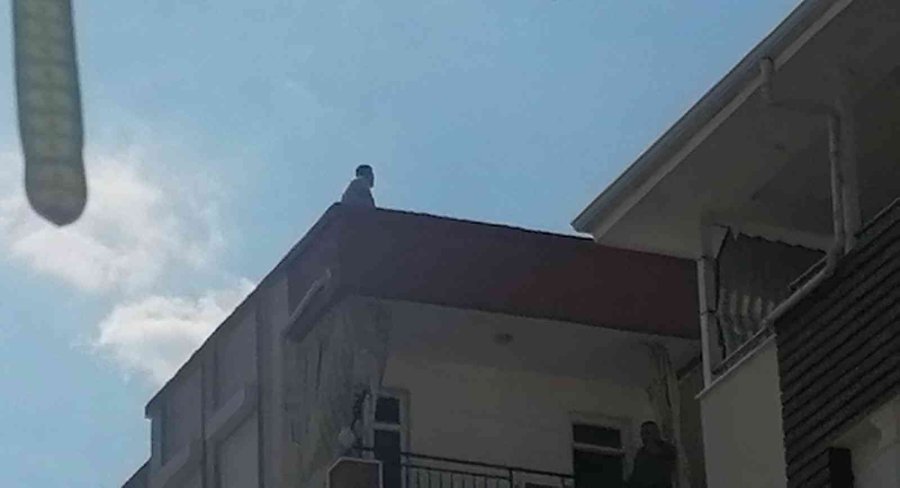 Eşinin Uzaklaştırma Kararı Aldırdığı Adam Çatıya Çıktı