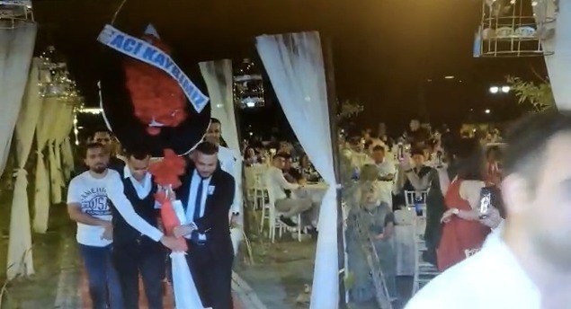 Gelin İle Damada Düğünlerinde Cenaze Töreni Sürprizi