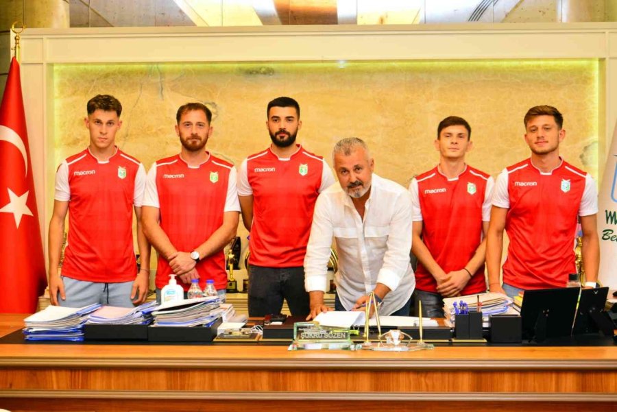Manavgat Belediyespor’da 14 İmza Birden Atıldı