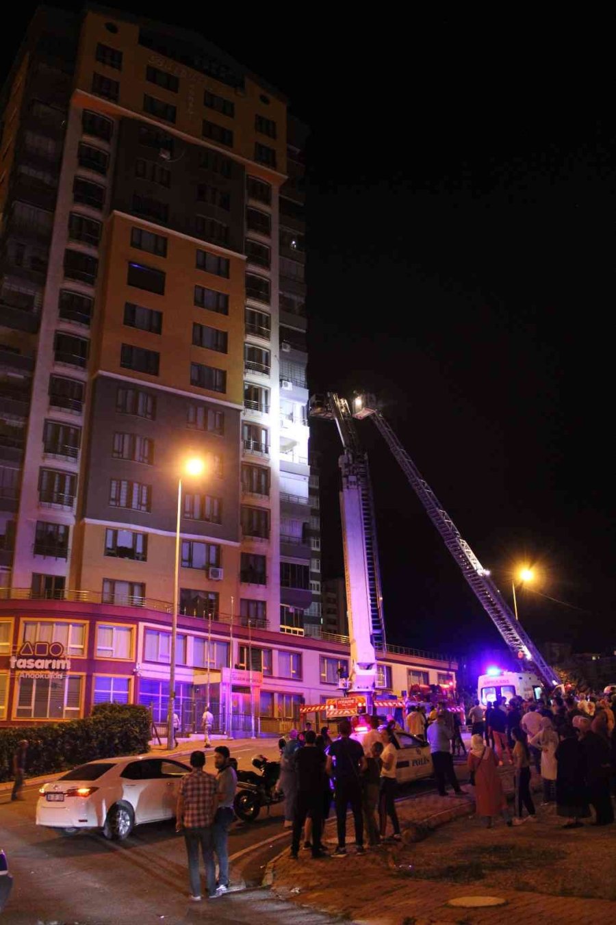 Kayseri’de 14 Katlı Binada Yangın: 30 Kişi Tahliye Edildi, 16 Kişi Hastanelik Oldu