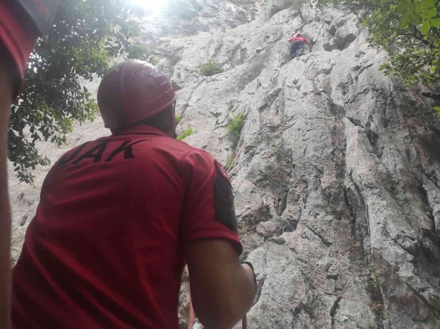 Jandarma Ekipleri Turistlerle Kamp Yaptı