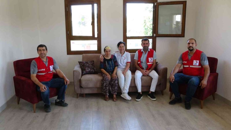 Antalya’da Yeni Evine Kavuşan Yangınzedenin Sevinç Gözyaşları