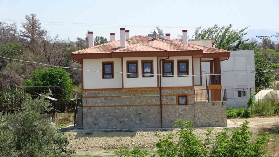 Antalya’da Yeni Evine Kavuşan Yangınzedenin Sevinç Gözyaşları