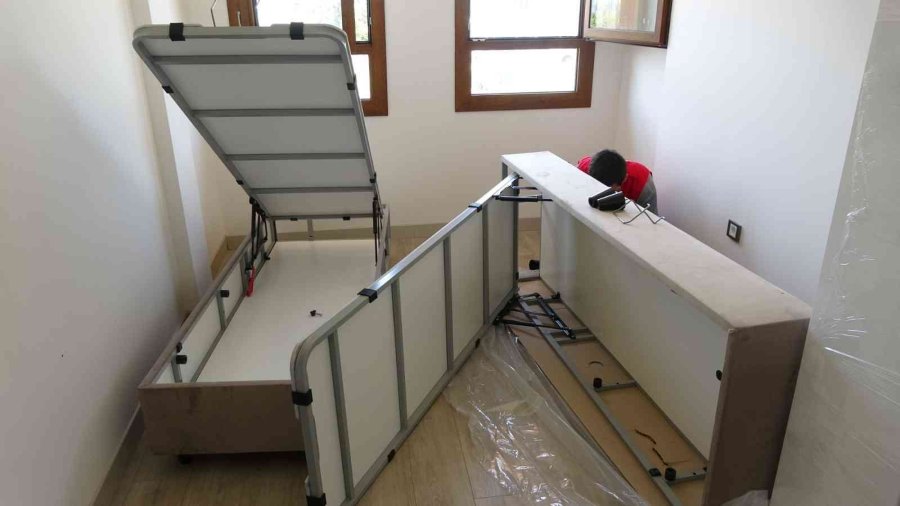 Antalya’da Yeni Evine Kavuşan Yangınzedenin Sevinç Gözyaşları