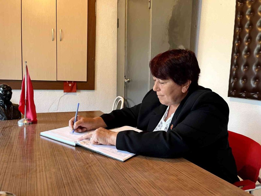 Eleştirileri Görmezden Gelerek İlçenin İlk Ve Tek Kadın Muhtarı Oldu