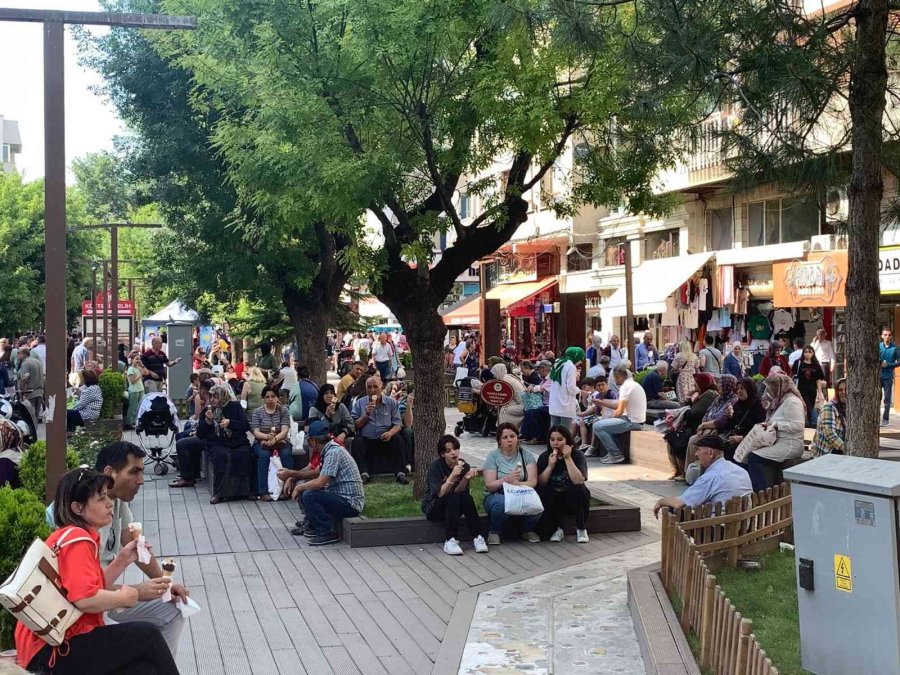 Güneş Ve Sıcak Hava Dondurmacılara Yaradı