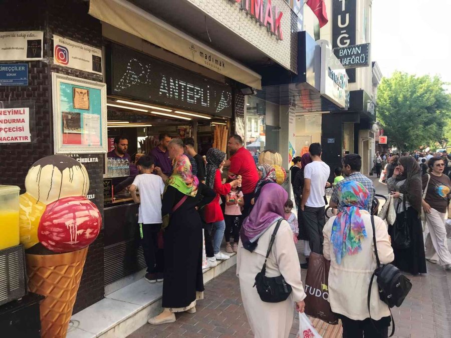 Güneş Ve Sıcak Hava Dondurmacılara Yaradı