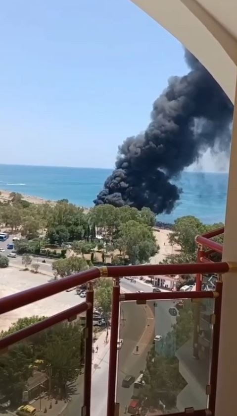 Lara Bölgesindeki Plaj İşletmesinin Alev Topuna Döndüğü Anlar Kameralara Yansıdı
