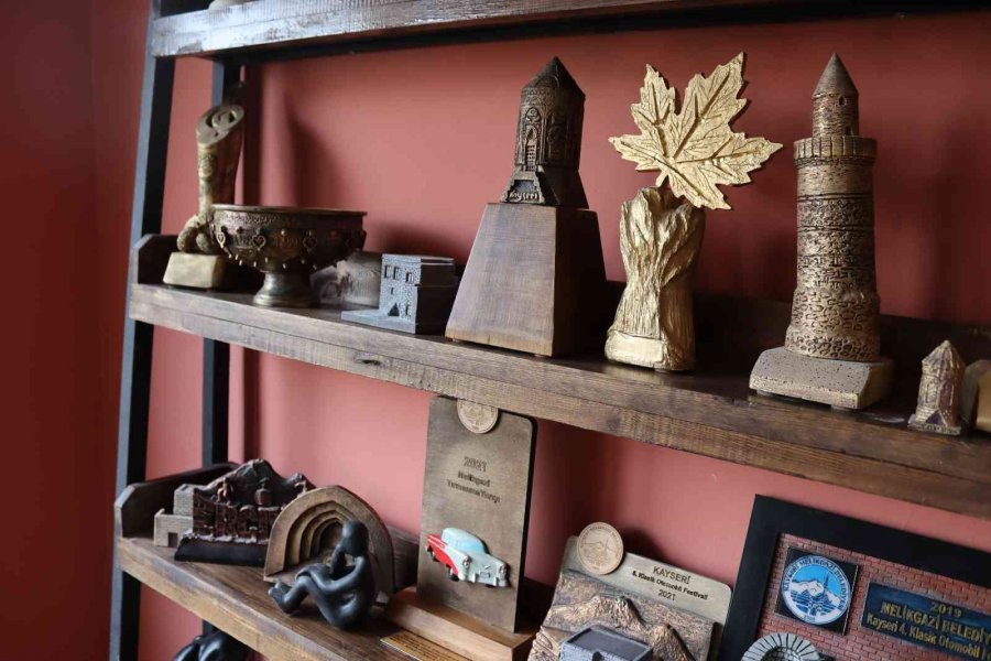 Tarih Ellerinde Şekilleniyor