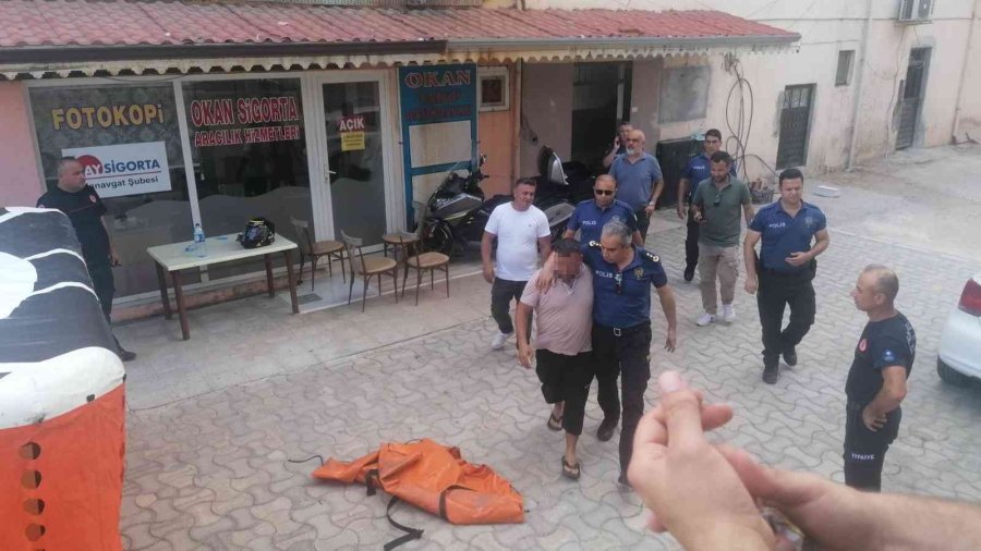 Eşinin Uzaklaştırma Kararı Aldırdığı Adam Çatıya Çıktı