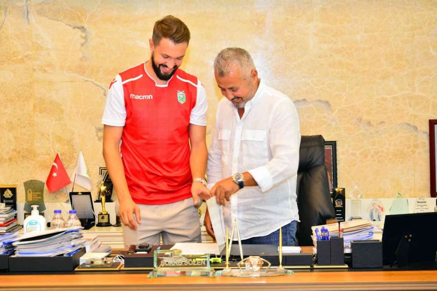 Manavgat Belediyespor’da 14 İmza Birden Atıldı