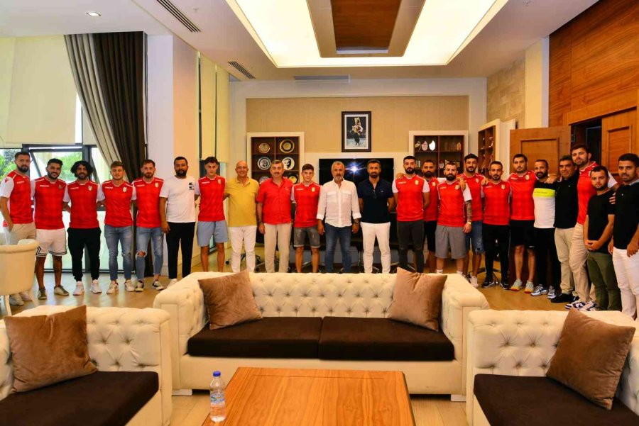 Manavgat Belediyespor’da 14 İmza Birden Atıldı