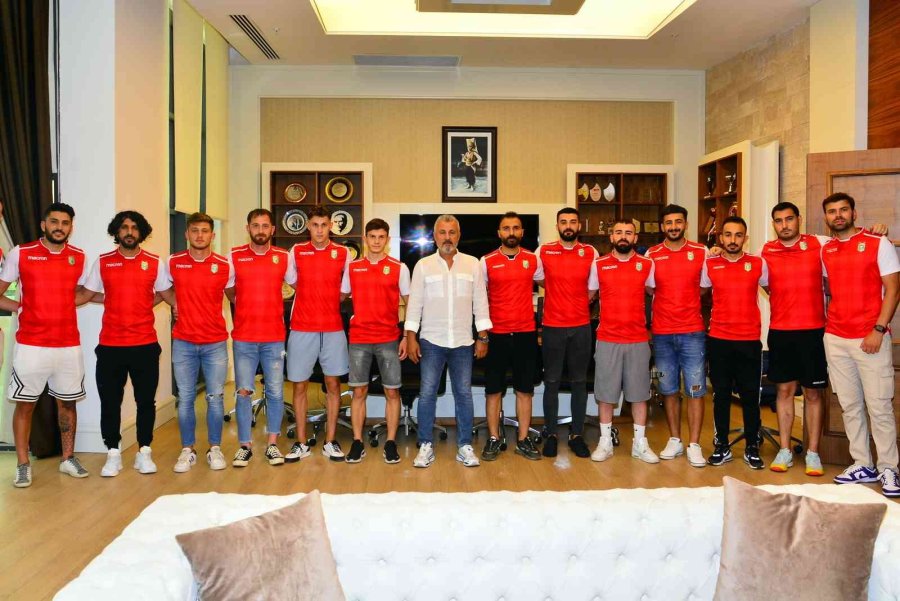 Manavgat Belediyespor’da 14 İmza Birden Atıldı