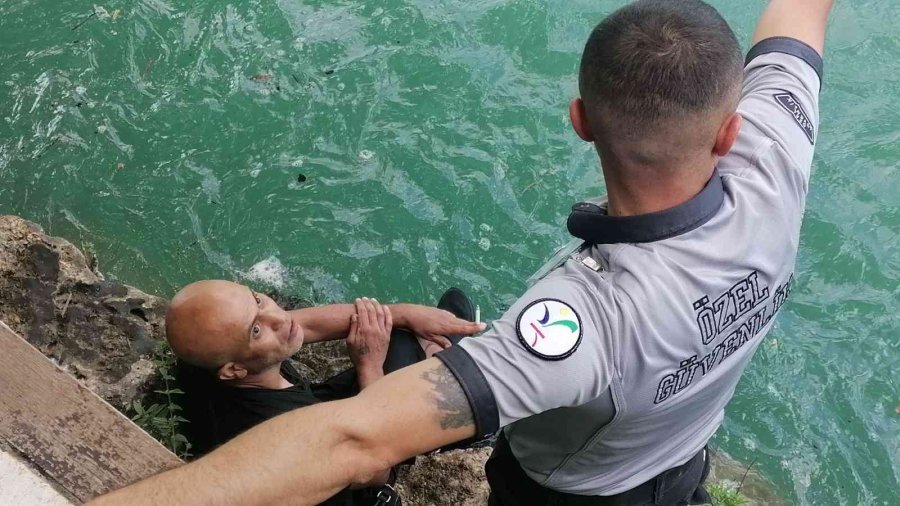 Şelaleye Atlayan Alkollü Şahsı Özel Güvenlik Ve İtfaiye Kurtardı