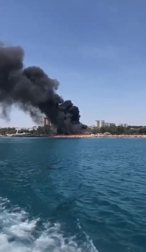 Lara Bölgesindeki Plaj İşletmesinin Alev Topuna Döndüğü Anlar Kameralara Yansıdı