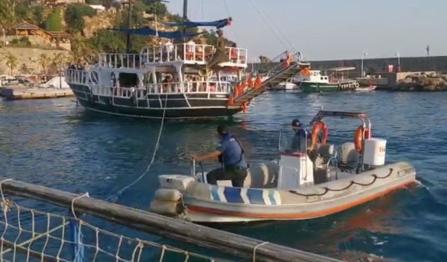 Tekneleri Arızalanan Turist Kafilesinin Yardımına Deniz Polisi Koştu