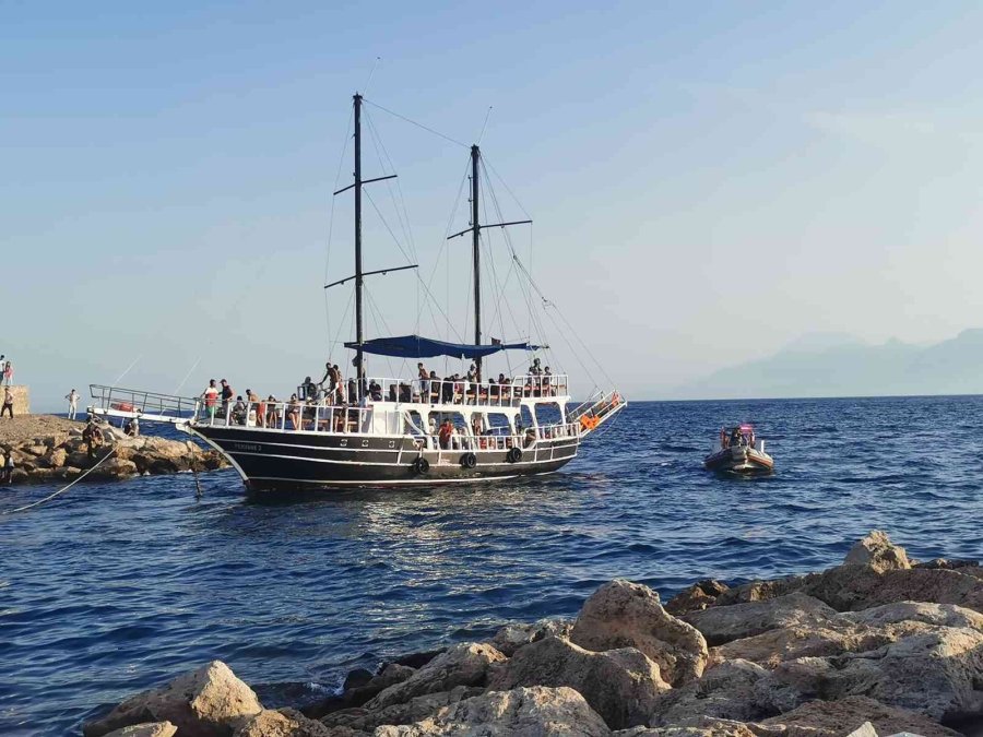 Tekneleri Arızalanan Turist Kafilesinin Yardımına Deniz Polisi Koştu