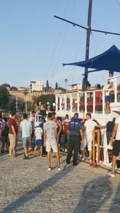 Tekneleri Arızalanan Turist Kafilesinin Yardımına Deniz Polisi Koştu