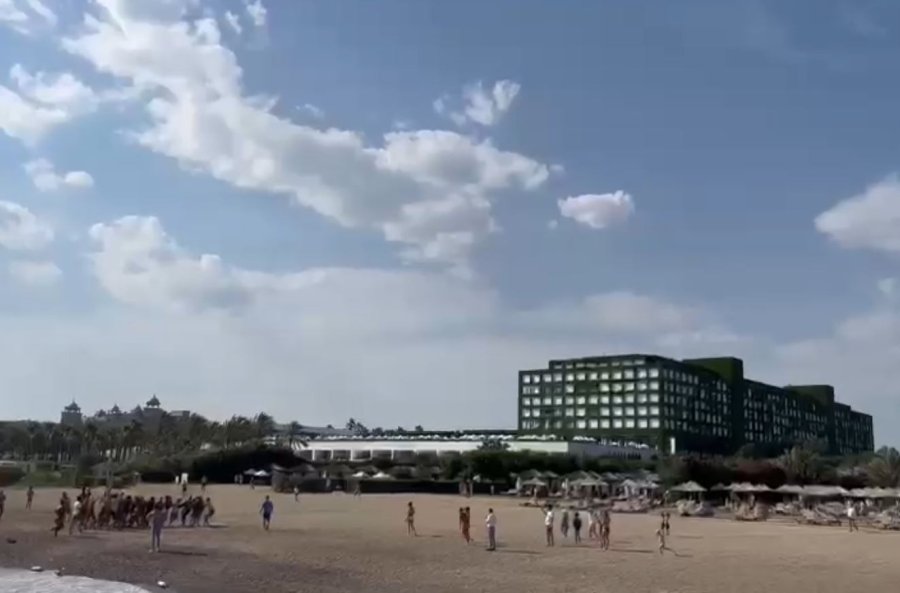 Deniz Paraşütüne Binen Anne Ve 2 Çocuğu Havada Askıda Kaldı