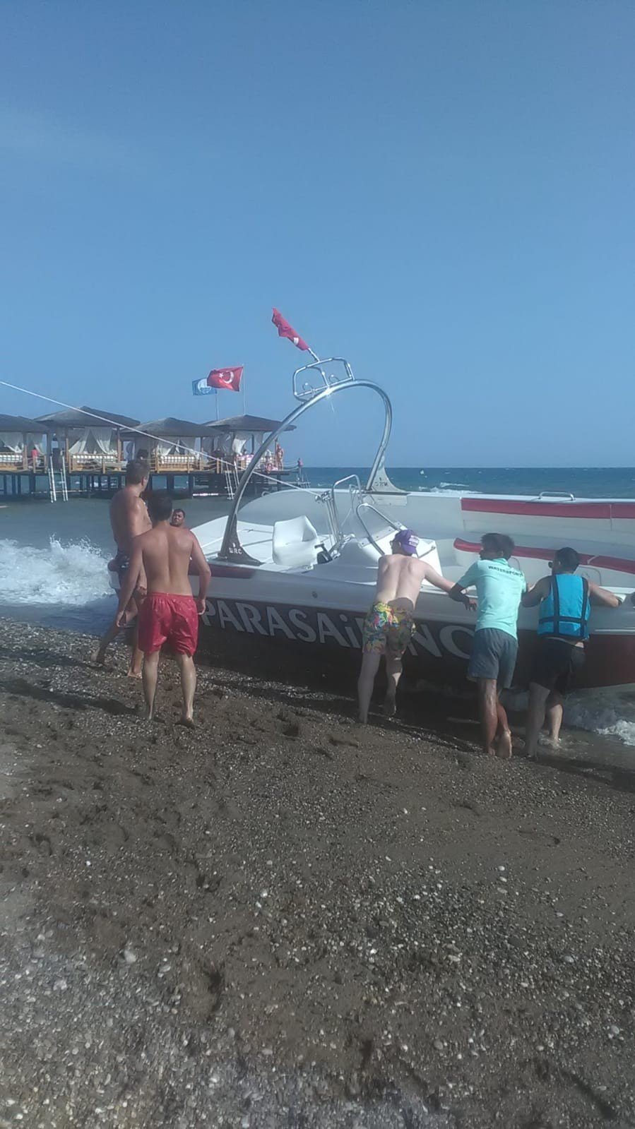 Deniz Paraşütüne Binen Anne Ve 2 Çocuğu Havada Askıda Kaldı