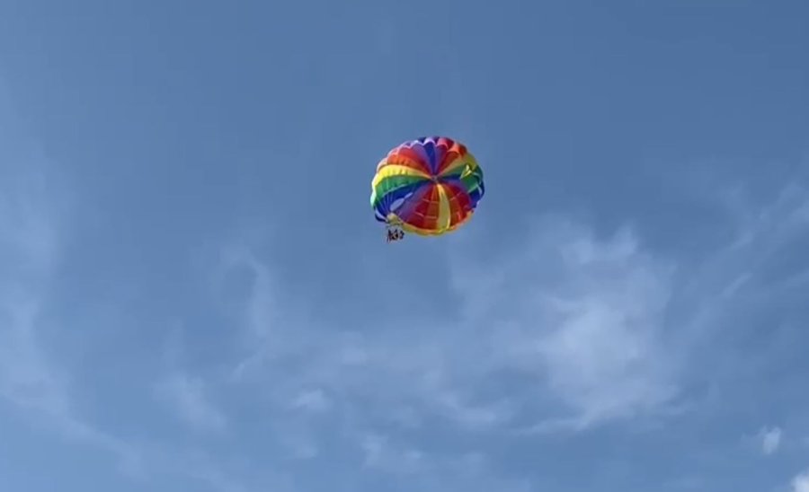 Deniz Paraşütüne Binen Anne Ve 2 Çocuğu Havada Askıda Kaldı