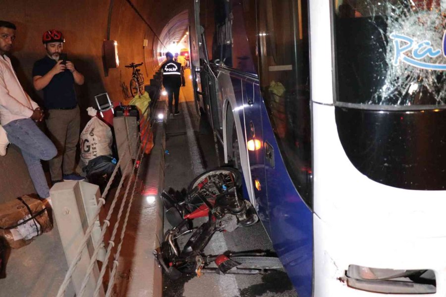 Otobüsün Çarptığı Motosiklet Sürücüsü Hayatını Kaybetti