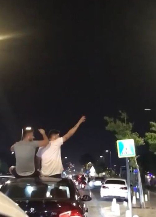 Antalya’da Trafikte Sunroof Eğlencesi Pes Dedirtti