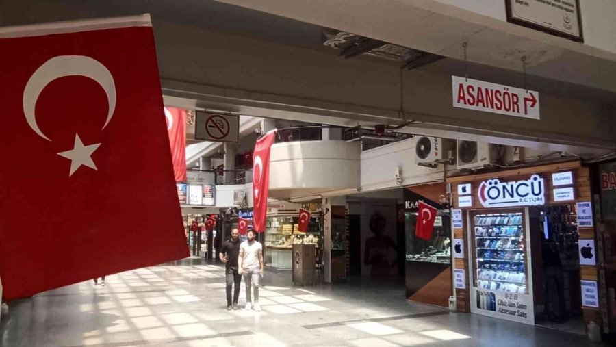 Eskişehir Esnafı Şehidini Bayraklarla Andı