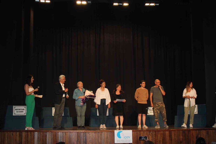 Pırtlatan Bal’da Sahne Tamamen İşitme Engelli Oyunculardaydı