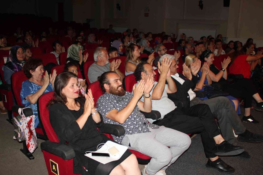 Pırtlatan Bal’da Sahne Tamamen İşitme Engelli Oyunculardaydı