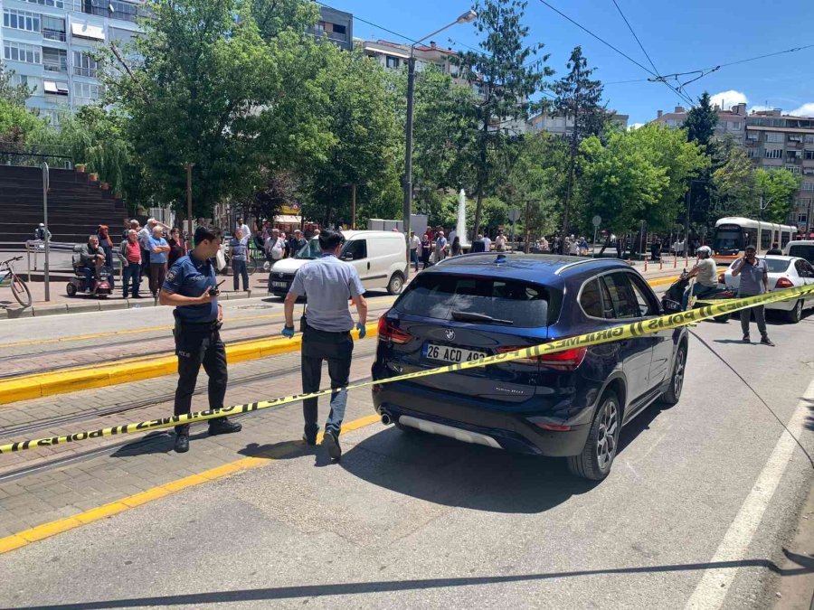 Eskişehir’in Göbeğinde Yol Kesip Kadın Sürücüyü Vurdu