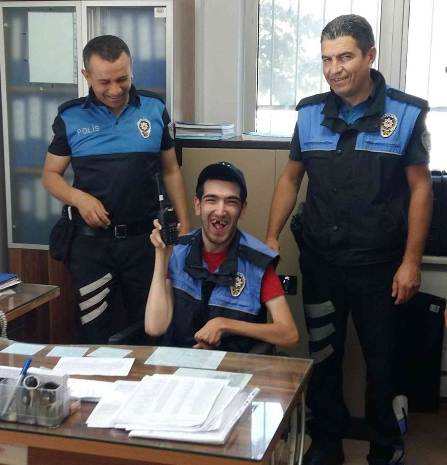 Engelli Gencin Polis Olma Hayalini Gerçekleştirdiler