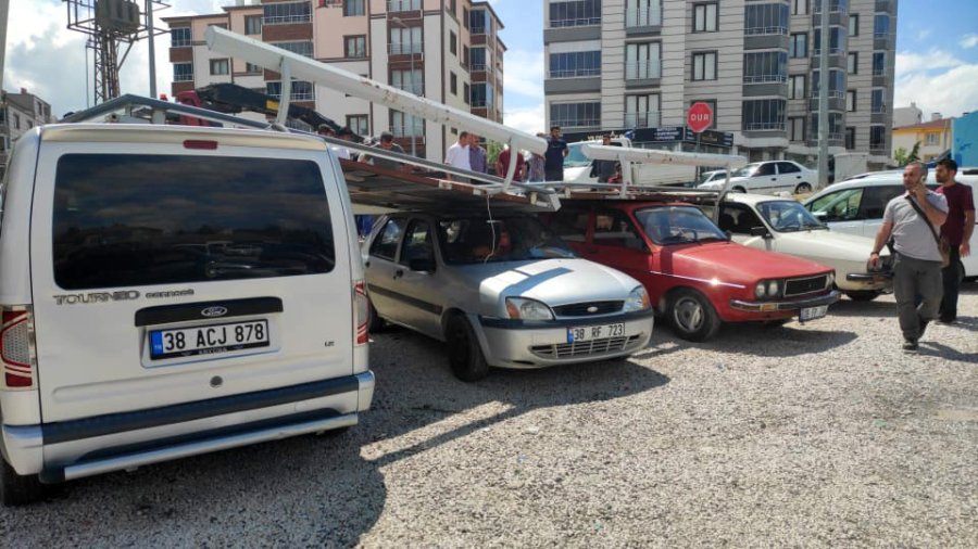 Reklam Panoları Araçların Üzerine Devrildi