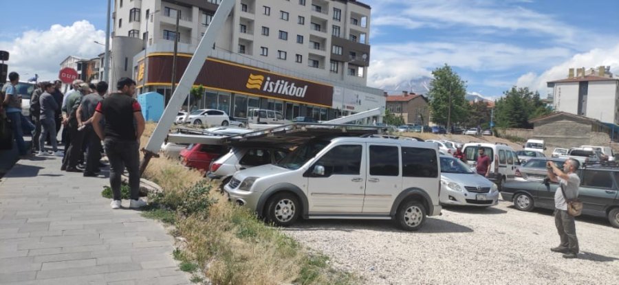 Reklam Panoları Araçların Üzerine Devrildi