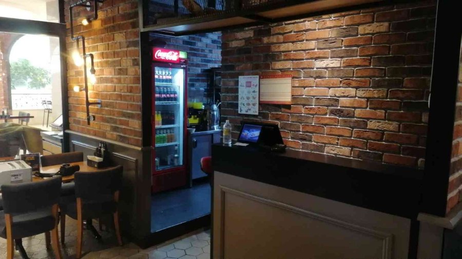 Alışveriş Merkezindeki Bahşiş Kutularını Çalıp Kaçtı