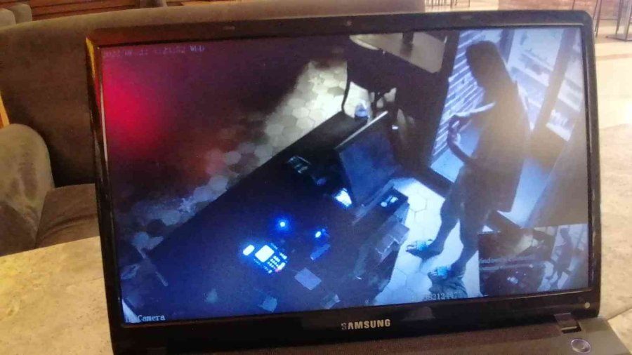 Alışveriş Merkezindeki Bahşiş Kutularını Çalıp Kaçtı