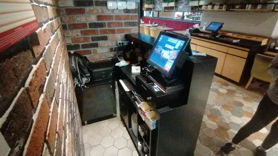 Alışveriş Merkezindeki Bahşiş Kutularını Çalıp Kaçtı