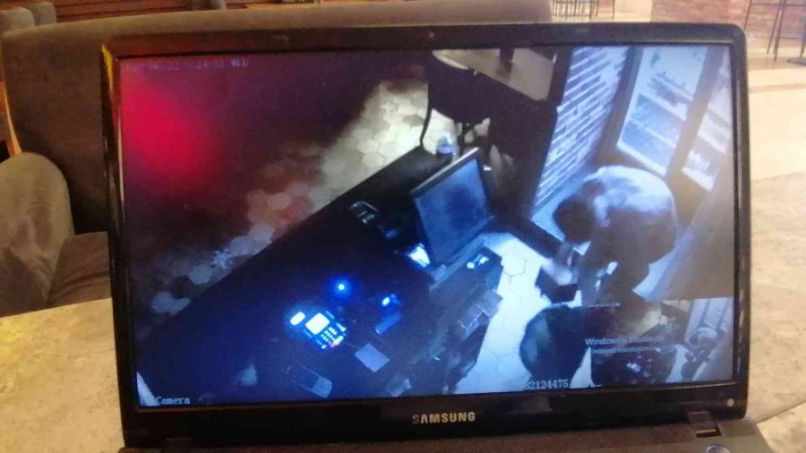 Alışveriş Merkezindeki Bahşiş Kutularını Çalıp Kaçtı