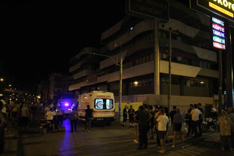 Çatıdan Atlamak İsteyen Şahsı Kokoreçle İkna Etmeye Çalıştılar