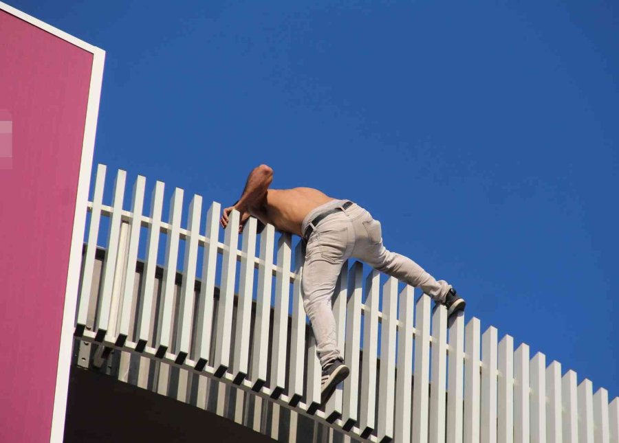 Çatıdan Atlamak İsteyen Şahsı Kokoreçle İkna Etmeye Çalıştılar