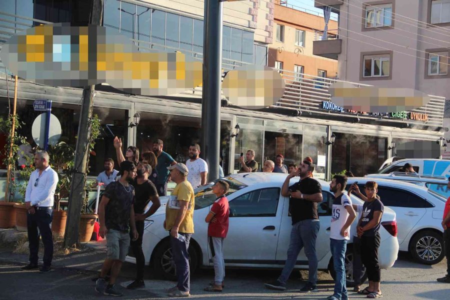 Çatıdan Atlamak İsteyen Şahsı Kokoreçle İkna Etmeye Çalıştılar